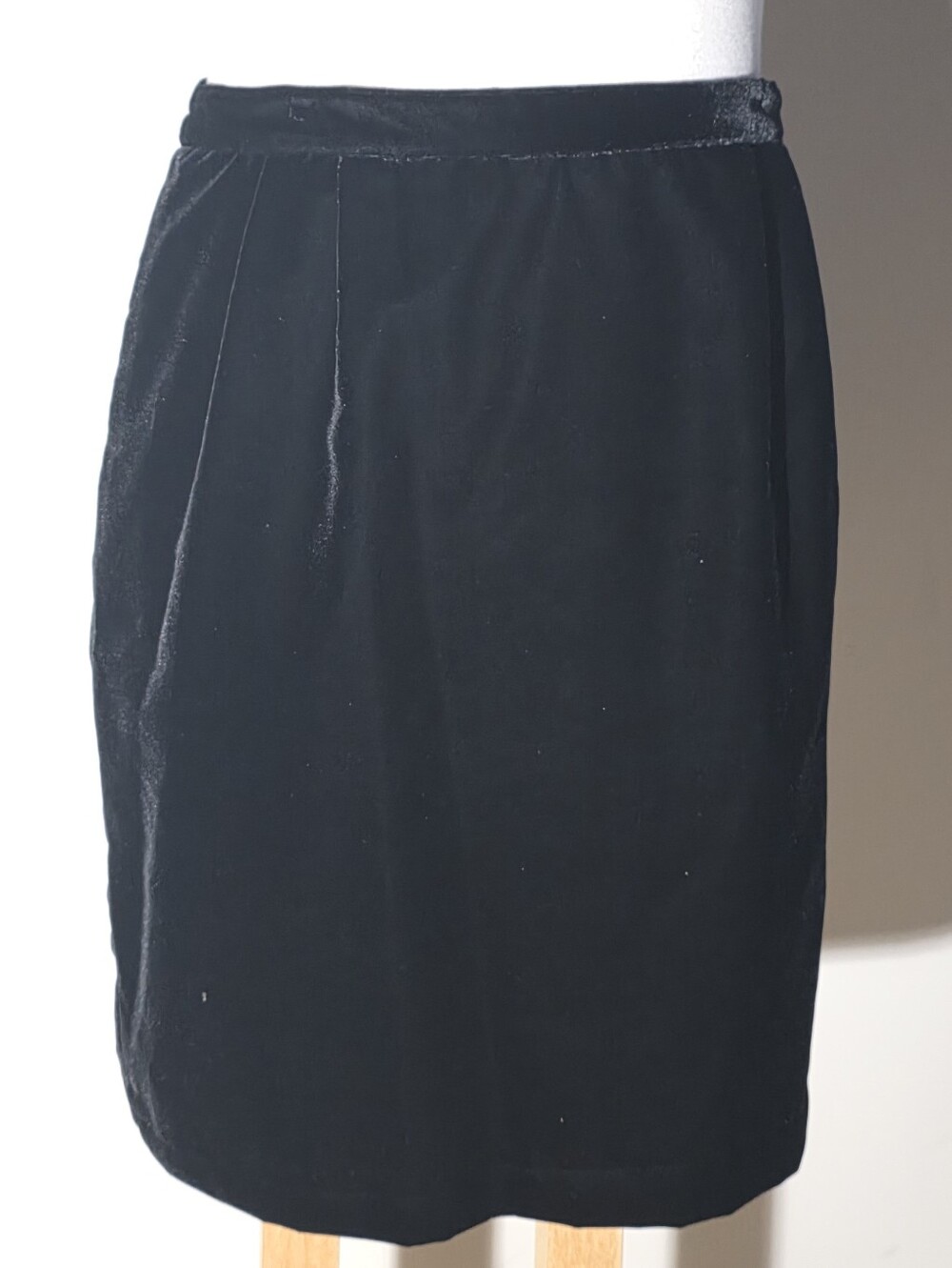 #Joan Leslie Vintage Black Velvet Midi Pencil Skirt (Size 16)